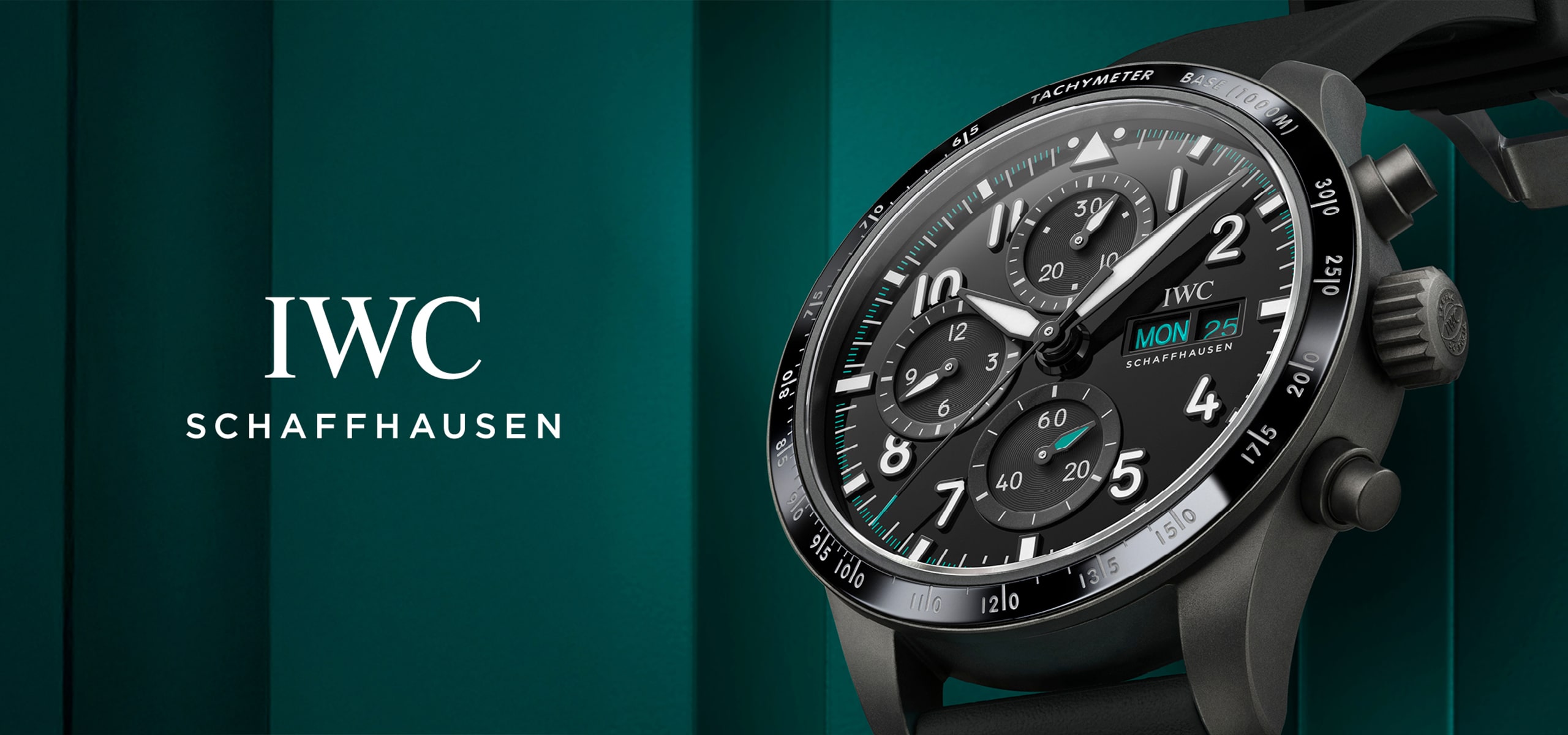 Nahaufnahme einer IWC-Schaffhausen-Armbanduhr mit schwarzem Zifferblatt, drei Hilfszifferblättern und Datumsanzeige vor einem blaugrünen Hintergrund mit dem IWC-Logo auf der linken Seite.