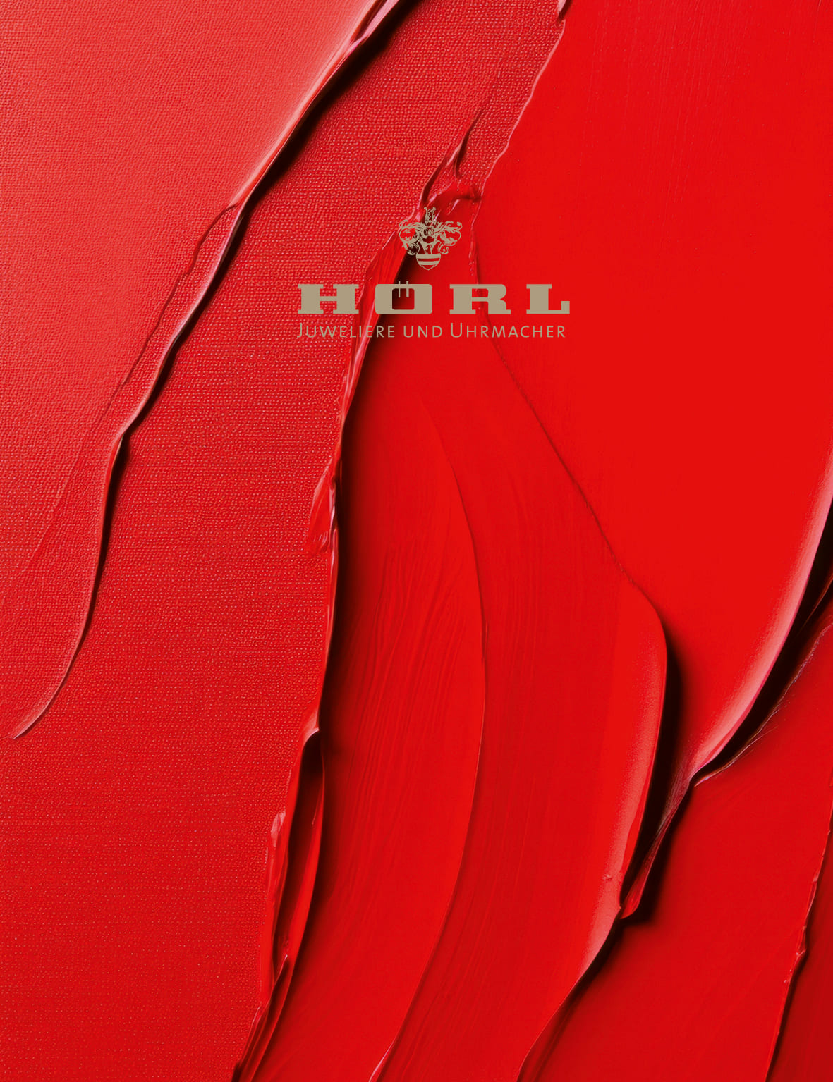 Leuchtend rote Strukturlackierung mit glatten und rauen Stellen. Oben in der Mitte befindet sich ein Logo mit einer Krone, dem Wort "HÖRL" und dem Text "JUWELIERE UND UHrmAChER" in silbernen Buchstaben.