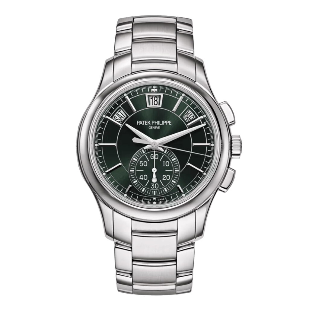 Eine luxuriöse Patek Philippe Komplizierte Uhren Armbanduhr mit einem Edelstahlband und einem dunkelgrünen Zifferblatt, das ein Datumsfenster bei 12 Uhr und zwei Hilfszifferblätter bei 6 und 9 Uhr aufweist.