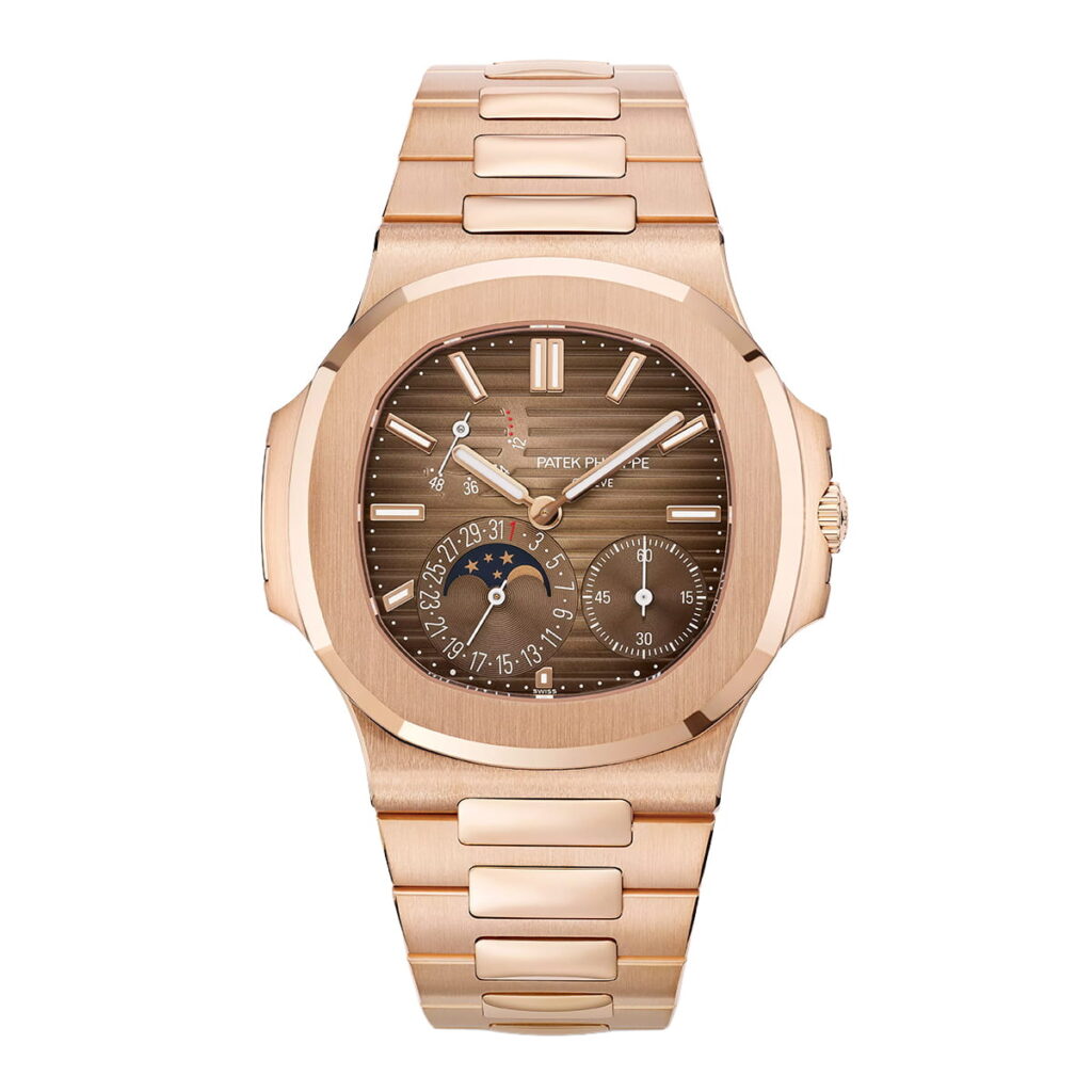Eine roségoldene Patek Philippe Nautilus-Armbanduhr mit braunem, strukturiertem Zifferblatt, goldenen Indexen und drei Hilfszifferblättern, darunter eine Mondphasenanzeige. Das Armband und das Gehäuse sind mit einer passenden Roségoldoberfläche poliert.