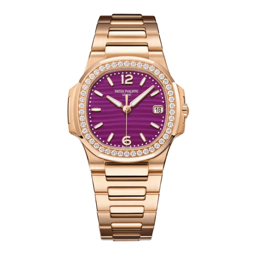 Eine goldene Patek Philippe Nautilus-Armbanduhr mit violettem Zifferblatt, diamantbesetzter Lünette und Metallgliederband. Zur Ausstattung gehören eine Datumsanzeige bei 3 Uhr und der Schriftzug "Patek Philippe" auf dem Zifferblatt.