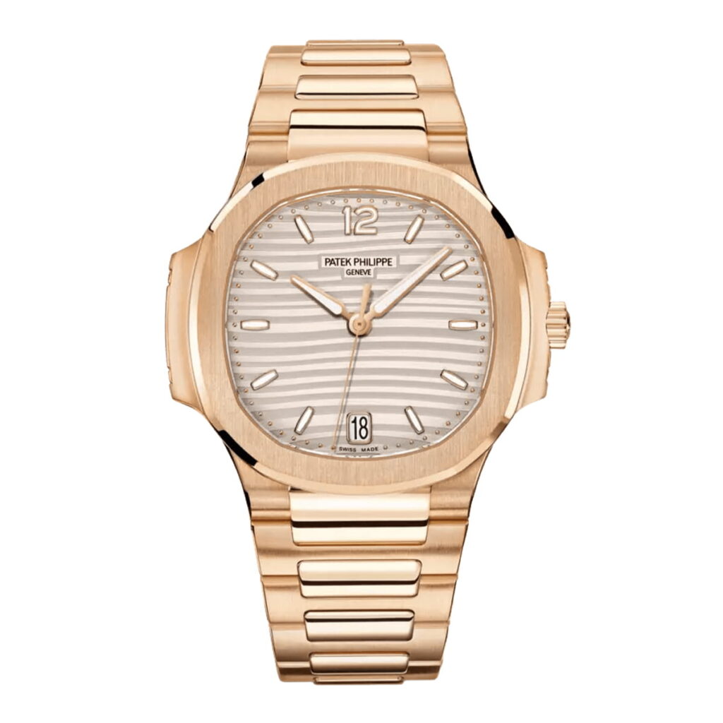 Eine goldene Patek Philippe Nautilus-Armbanduhr mit Gliederarmband, silbernem Zifferblatt mit horizontalen Linien, goldenen Indexen und einem Datumsfenster bei 6 Uhr.